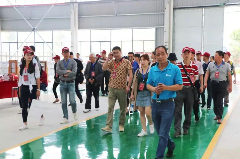 鋁包木門窗廠區負責人講解生產工藝